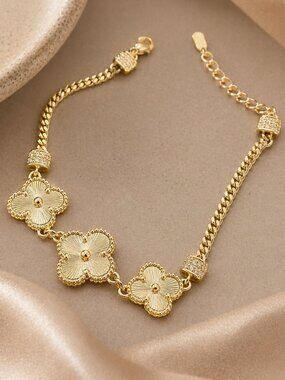 Elegant Gold Clover Bracelet Dainty Floral Link Luxury Style